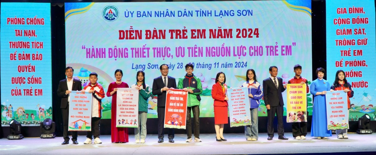 Trẻ em trao khuyến nghị cho các đồng chí lãnh đạo tỉnh