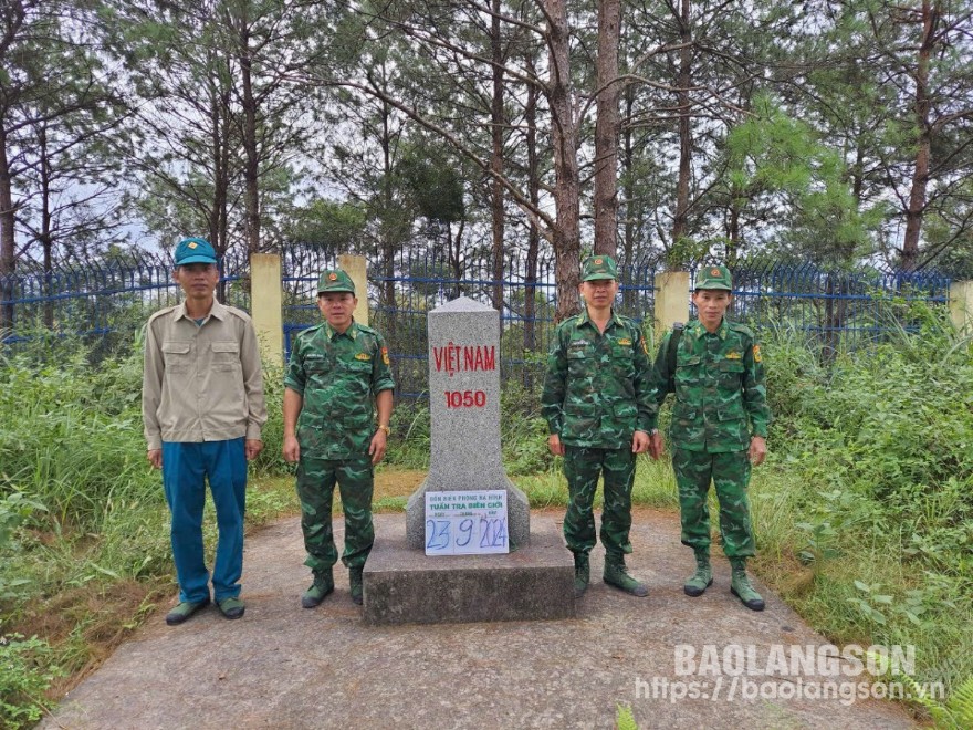 Cán bộ, chiến sĩ Đồn Biên phòng Na Hình kiểm tra đường biên, cột mốc