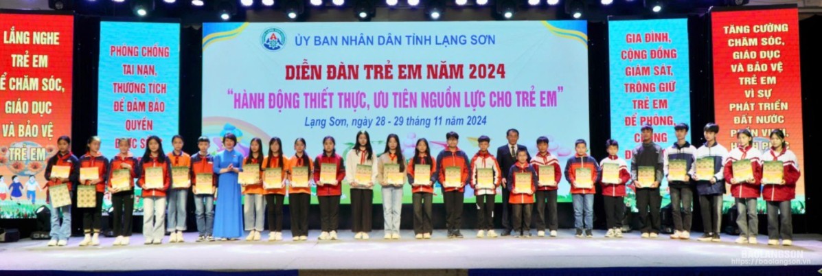 Lãnh đạo Sở LĐTB&XH và Tỉnh đoàn Lạng Sơn trao quà cho trẻ em tiêu biểu tham gia diễn đàn