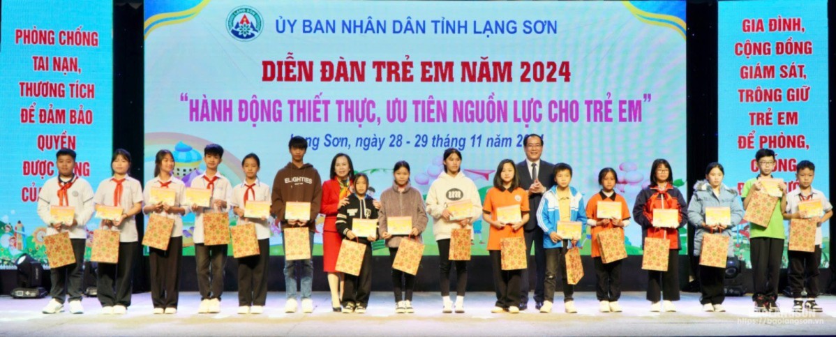 Lãnh đạo HĐND, UBND tỉnh trao quà cho các em tiêu biểu tham dự diễn đàn