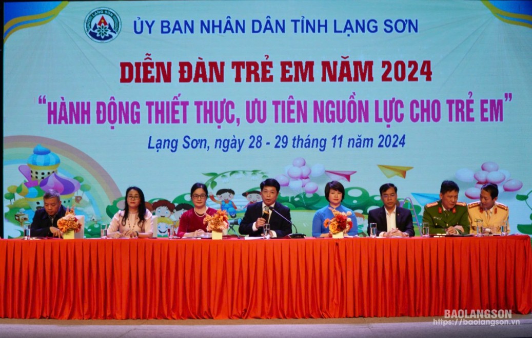 Lãnh đạo các sở, ngành tham gia đối thoại, trao đổi với trẻ em tại diễn đàn