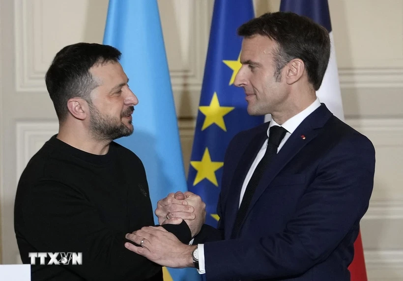 Tổng thống Pháp Emmanuel Macron (phải) trong cuộc họp báo chung với người đồng cấp Ukraine Volodymyr Zelensky tại Paris, ngày 16/2/2024. (Ảnh: AFP/TTXVN)