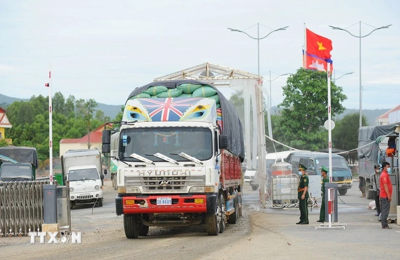 Thương mại biên giới. (Ảnh: Công Mạo/TTXVN)