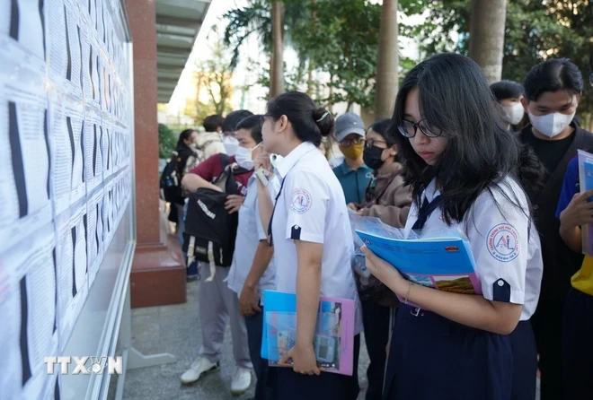 Thí sinh dự thi tại điểm thi Trường Đại học Công nghệ Thành phố Hồ Chí Minh. (Ảnh: Thu Hoài/TTXVN)