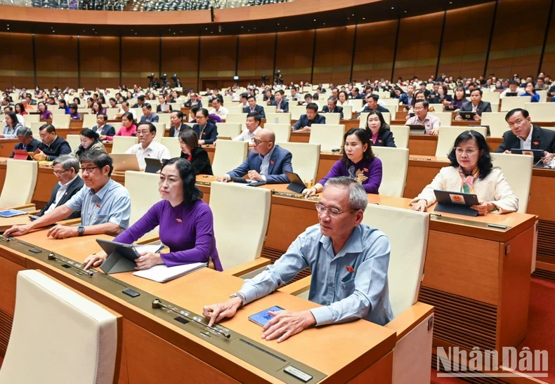 Quốc hội tiến hành biểu quyết thông qua Luật Tư pháp người chưa thành niên. (ẢNH: DUY LINH)