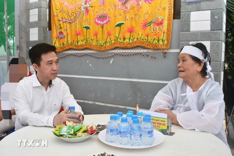 Phó Chủ tịch Ủy ban Nhân dân tỉnh Bà Rịa-Vũng Tàu Đặng Minh Thông thăm hỏi, chia buồn với gia đình nạn nhân. (Ảnh: Hoàng Nhị/TTXVN)