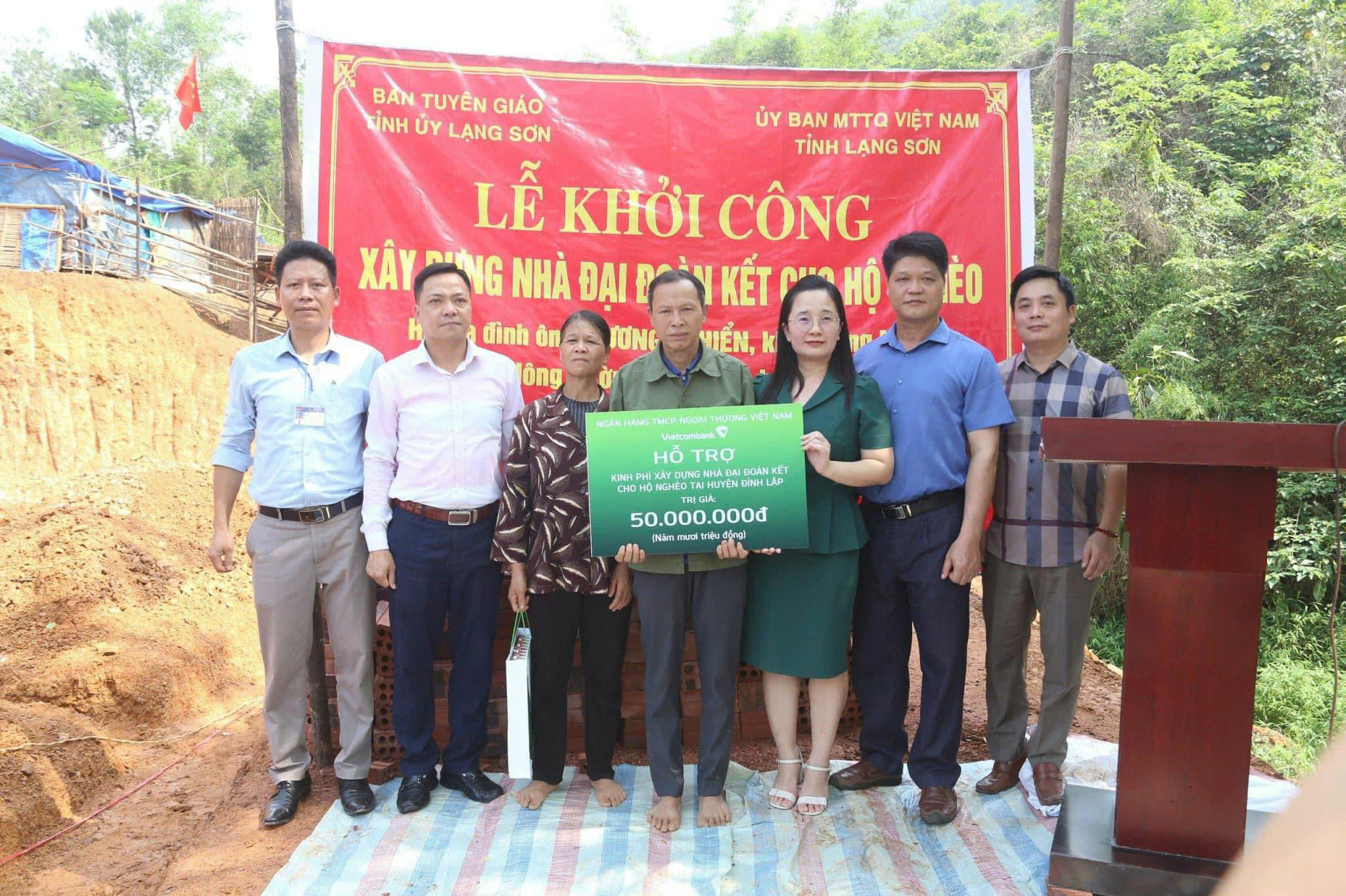 Lãnh đạo Vietcombank Lạng Sơn trao biển biểu trưng hỗ trợ kinh phí xóa nhà dột nát tại huyện Đình Lập