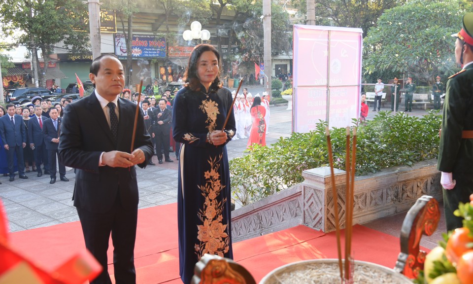 Đoàn đại biểu của tỉnh và Đoàn đại biểu tham gia Ngày hội văn hóa, thể thao và du lịch các dân tộc vùng Đông Bắc dâng hương tại Khuôn viên lưu niệm Chủ tịch Hồ Chí Minh và Tượng đài đồng chí Hoàng Văn Thụ