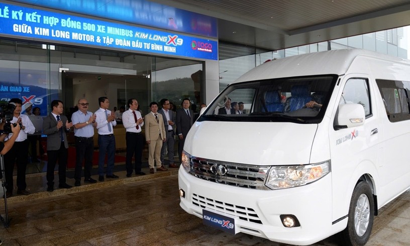 Xuất xưởng, bàn giao dòng xe minibus do kỹ sư Việt Nam thiết kế, chế tạo, sản xuất