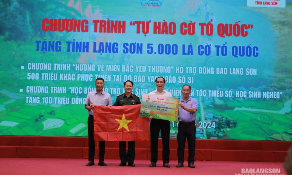 cờ Tổ quốc, trao học bổng cho học sinh nghèo và hỗ trợ người dân Lạng Sơn khắc phục thiệt hại do bão số