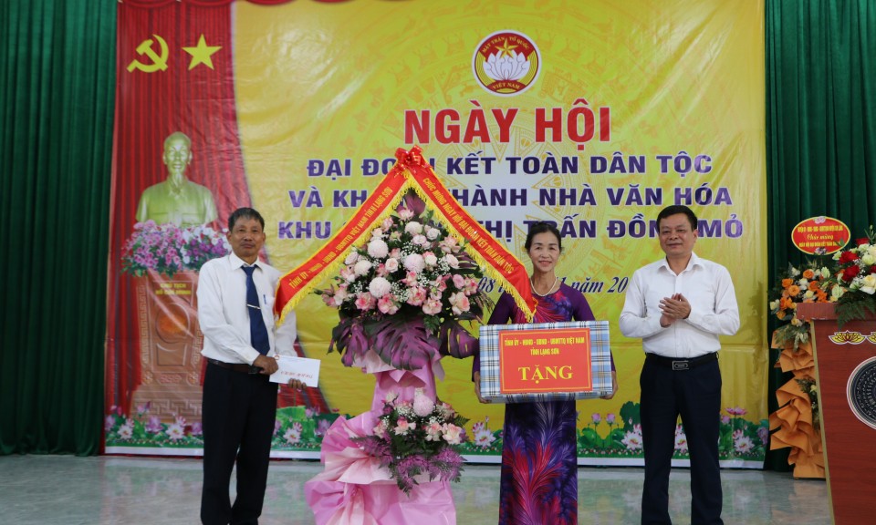 Lãnh đạo Ban Dân vận Tỉnh uỷ dự ngày hội đại đoàn kết toàn dân tộc tại khu dân cư Ga Nam, thị trấn Đồng