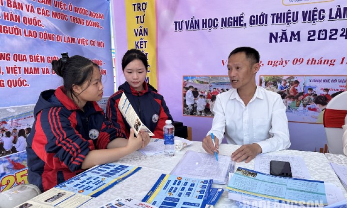 Văn Lãng: Hơn 1500 người tham gia ngày hội tư vấn học nghề, giới thiệu việc làm trong và ngoài nước