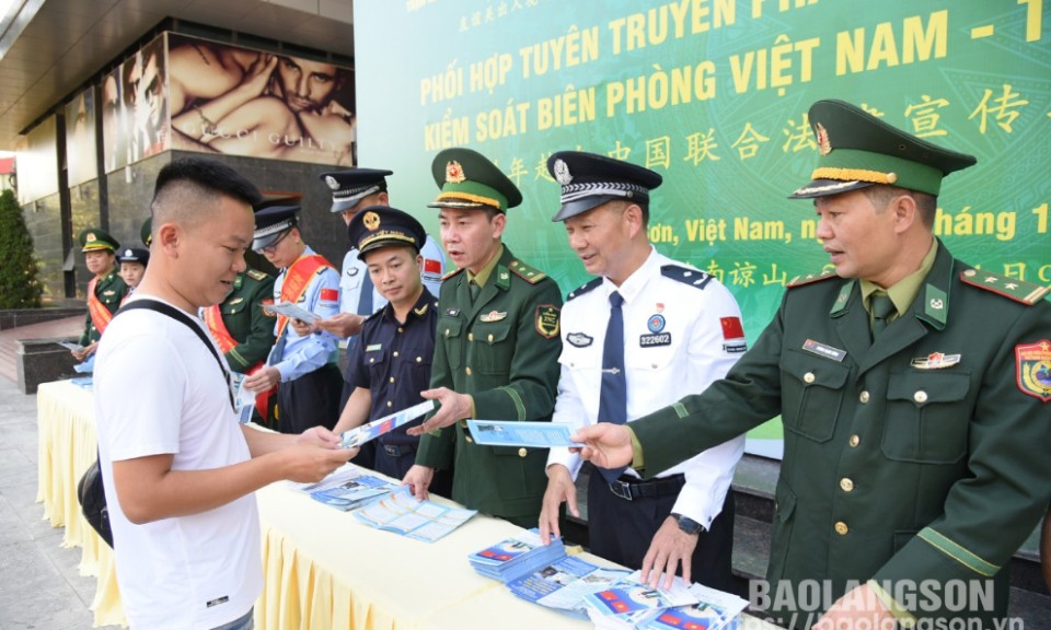 Đồn Biên phòng Cửa khẩu Quốc tế Hữu Nghị phối hợp tuyên truyền pháp luật cho hơn 2.000 lượt người qua