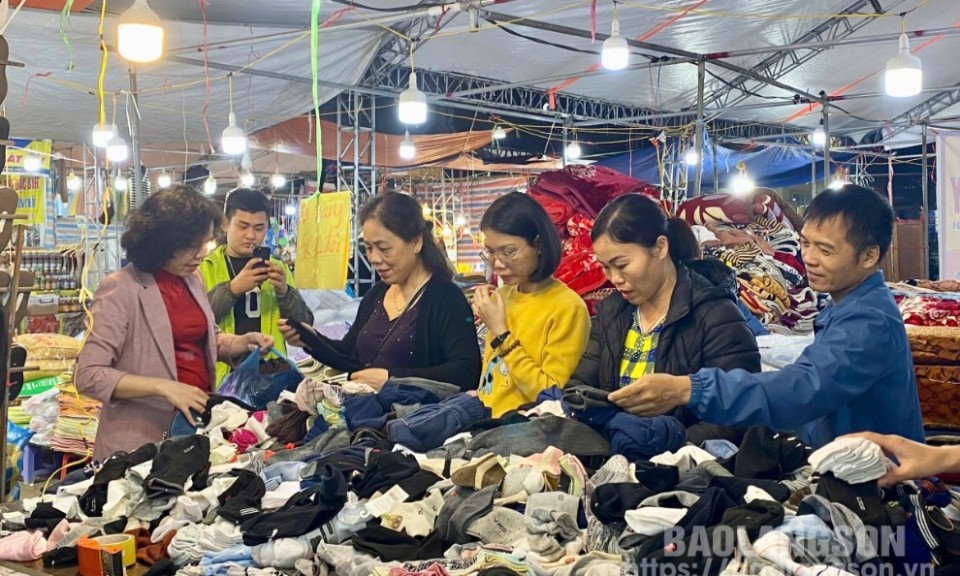 More than 100 booths at the Lang Son City Winter Fashion - Trade Fair in 2024 