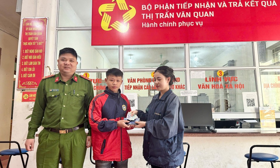 Văn Quan: Học sinh nhặt được của rơi trả lại người đánh mất