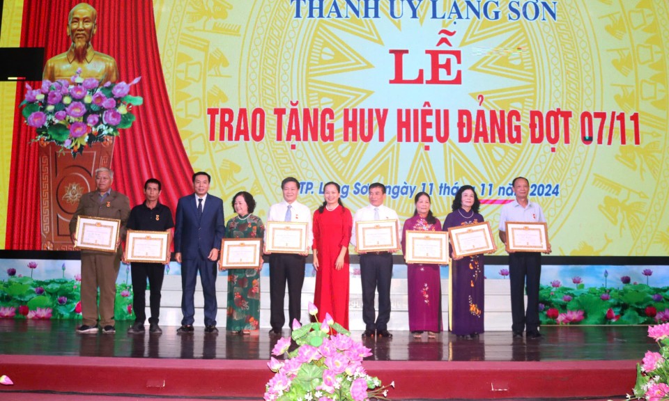 Thành ủy Lạng Sơn trao huy hiệu Đảng đợt 7/11