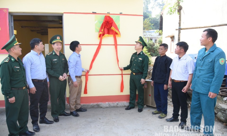 Đồn Biên phòng Ba Sơn bàn giao nhà cho người có hoàn cảnh đặc biệt khó khăn tại xã Cao Lâu