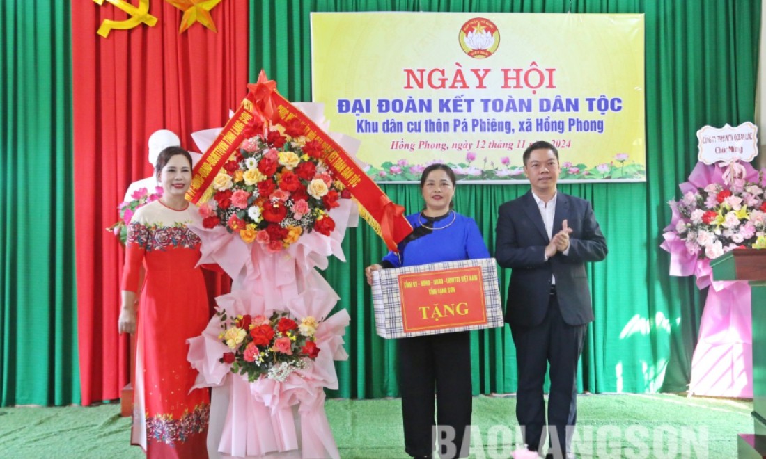 Lãnh đạo UBND tỉnh; lãnh đạo Ban Tuyên giáo Tỉnh uỷ dự ngày hội đại đoàn kết tại huyện Cao Lộc