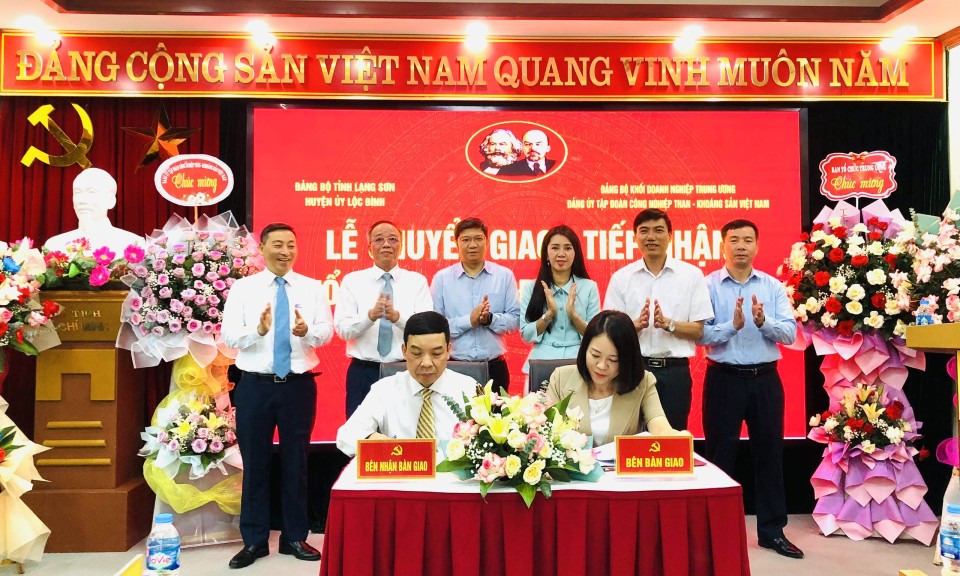 Lộc Bình: Lễ chuyển giao, tiếp nhận tổ chức đảng  và đảng viên