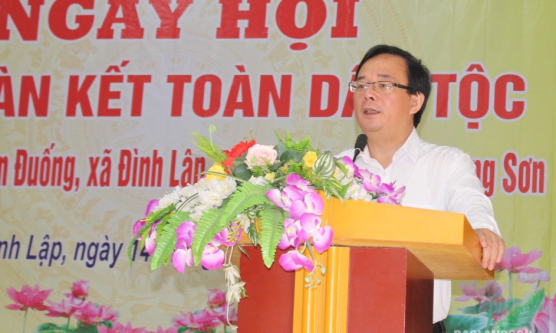 Lãnh đạo Đoàn đại biểu Quốc hội tỉnh dự ngày hội đại đoàn kết toàn dân tộc tại huyện Đình Lập   