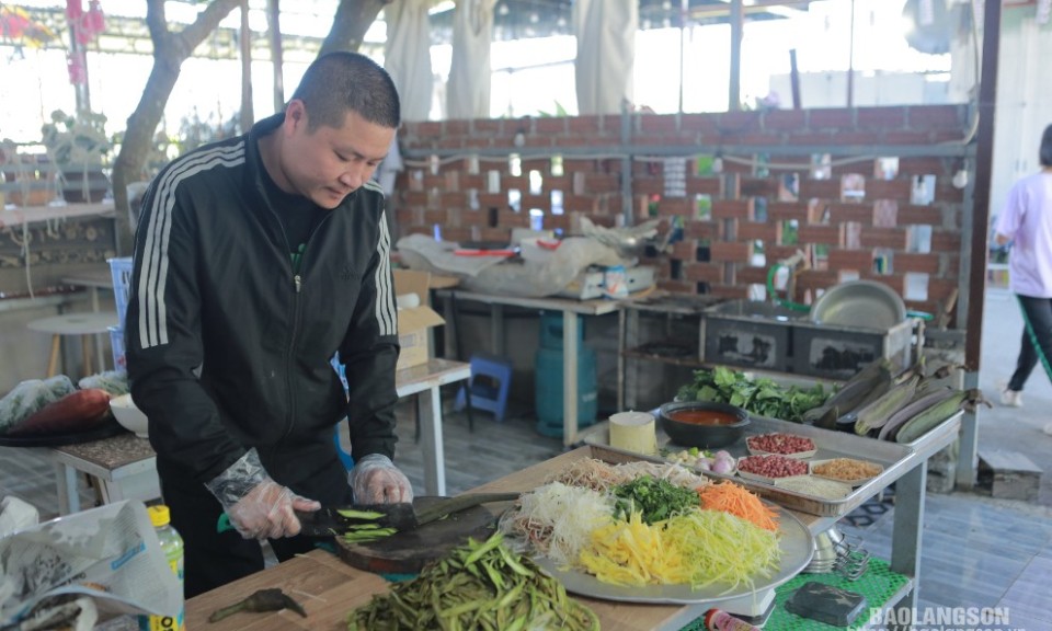 Salad of Oroxylum indicum pod: A rustic dish from Lang Son's forests