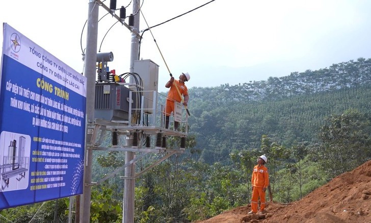 Thần tốc đưa điện lưới quốc gia về thôn Làng Nủ