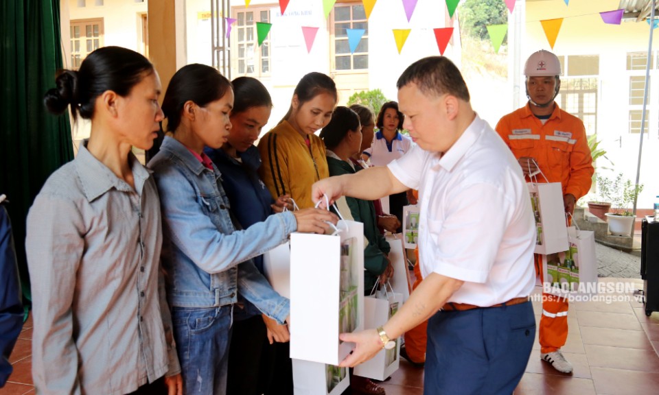 Công ty Điện lực Lạng Sơn: Trao tặng 912 bóng đèn tiết kiệm điện cho gia đình chính sách và hộ nghèo tại xã Thụy Hùng, huyện Văn Lãng