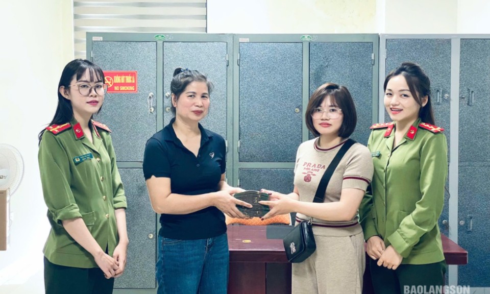 Công an Lạng Sơn giúp một phụ nữ nhận lại 479 triệu đồng do chuyển khoản nhầm