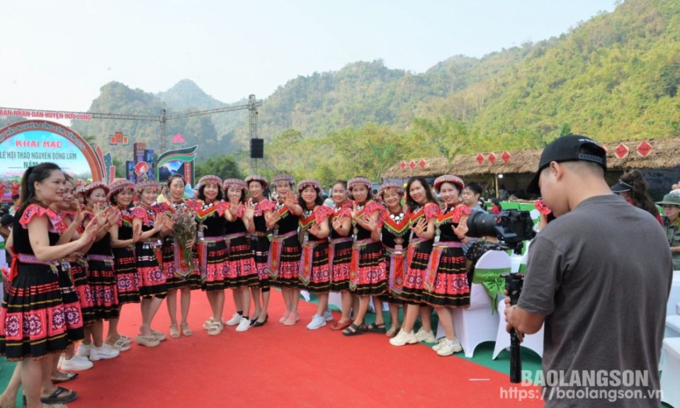 Over 15,000 people participate in Dong Lam Grassland Festival in Huu Lung district