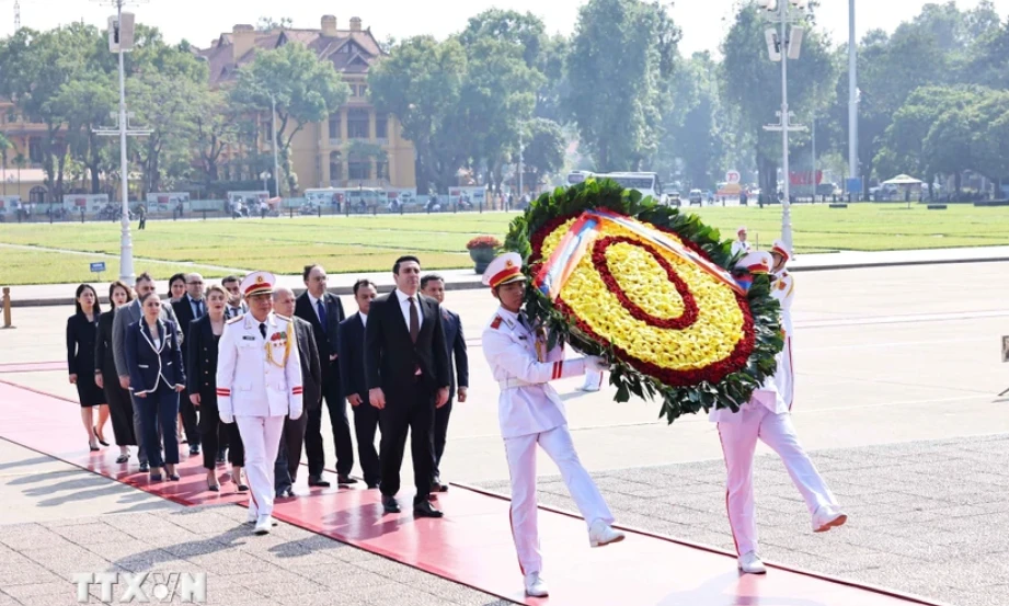 Chủ tịch Quốc hội Armenia Alen Simonyan vào Lăng viếng Chủ tịch Hồ Chí Minh