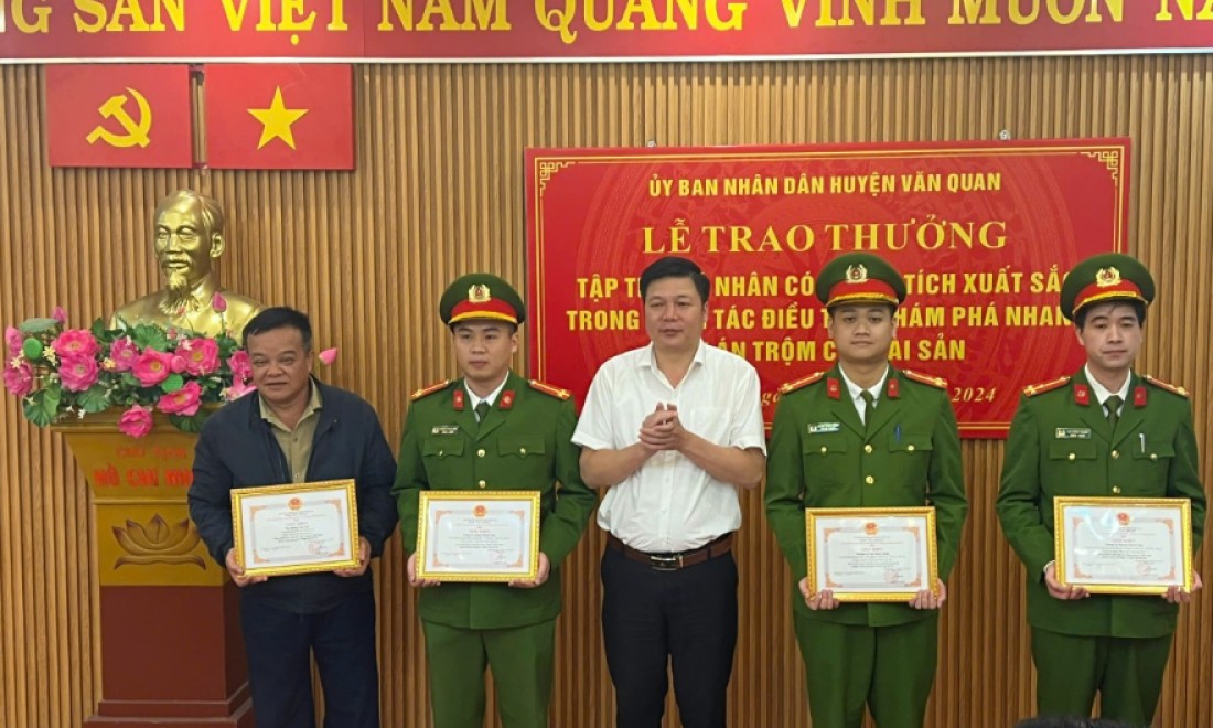 Khen thưởng Công an huyện Văn Quan khám phá nhanh vụ án trộm cắp tài sản