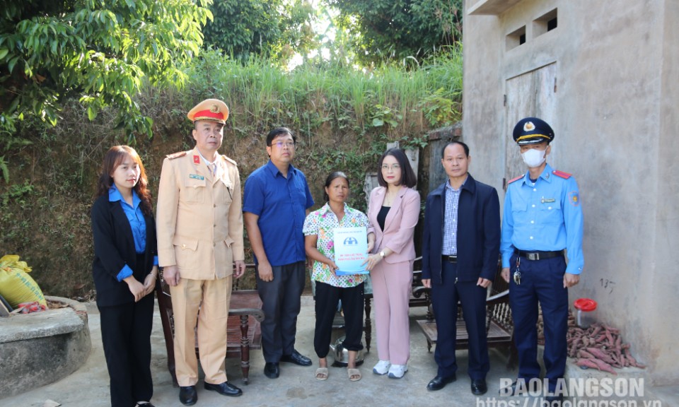 Thăm, tặng quà các gia đình nạn nhân tử vong do tai nạn giao thông tại huyện Lộc Bình, Cao Lộc và Văn