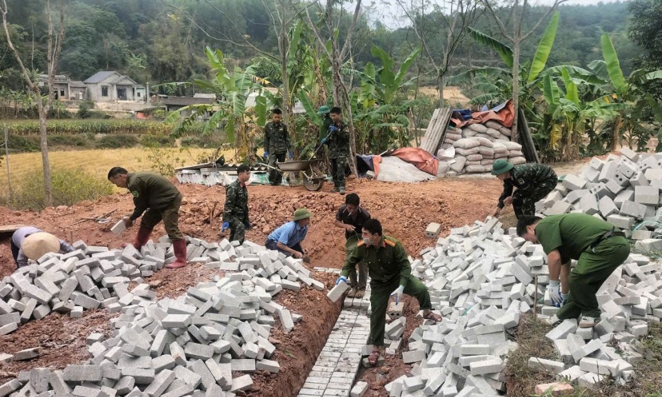 Công an tỉnh tổ chức ra quân hỗ trợ thực hiện Chương trình xóa nhà tạm, nhà dột nát tại huyện Lộc Bình