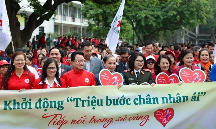 Khởi động Chiến dịch "Triệu bước chân nhân ái - Tiếp nối trang sử vàng"