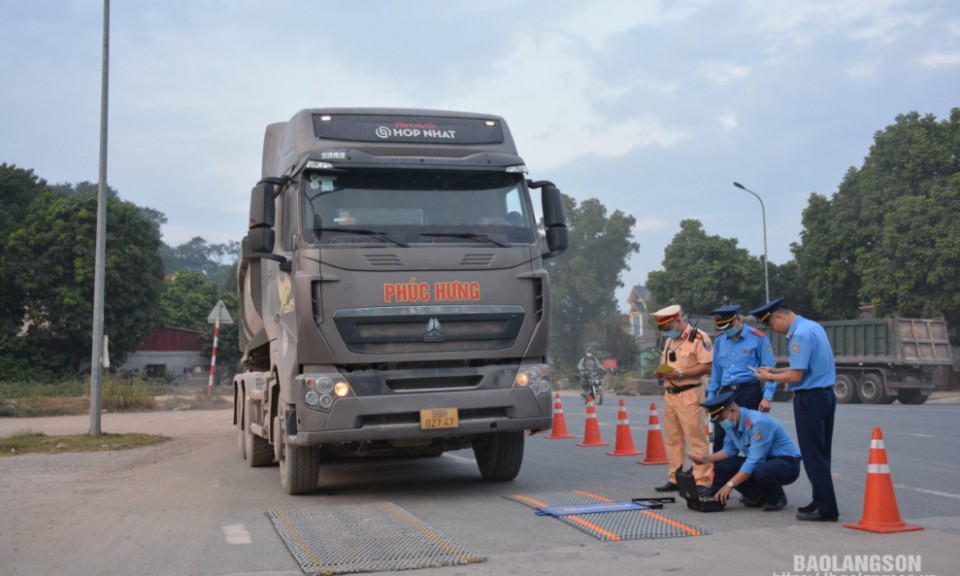 Siết chặt kiểm soát tải trọng xe thời điểm cuối năm