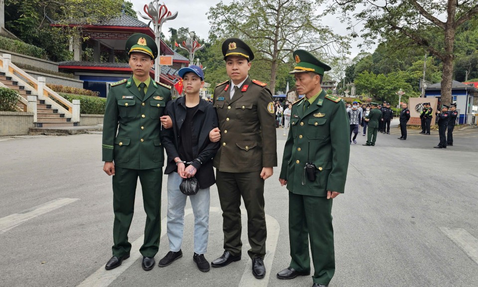 Công an Lạng Sơn tiếp nhận 90 công dân xuất cảnh trái phép do Trung Quốc trao trả và 1 đối tượng có lệnh