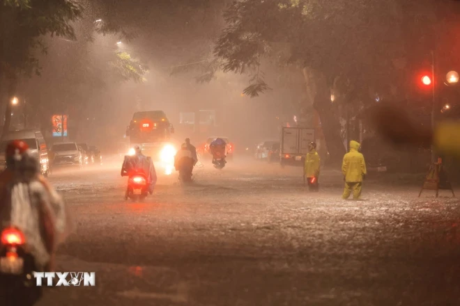 Một đoạn phố Lý Thường Kiệt, quận Hoàn Kiếm, Hà Nội bị ngập sâu sau trận mưa lớn. (Ảnh: Hoàng Hiếu/TTXVN)