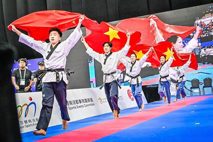  Các võ sĩ taekwondo Việt Nam mừng tấm huy chương vàng thế giới. Ảnh: WTF