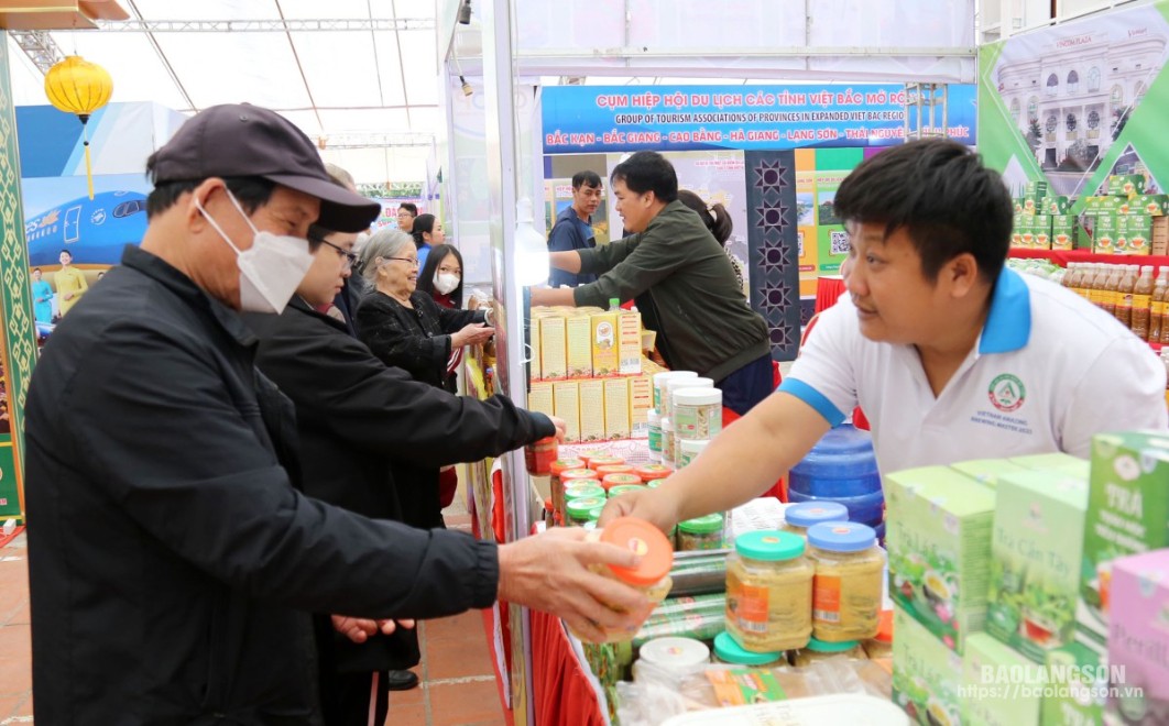 Khách hàng tìm hiểu sản phẩm OCOP tiêu biểu của các địa phương được trưng bày tại hội chợ