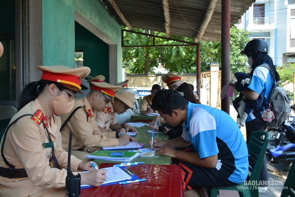 Lực lượng CSGT - TT, Công an thành phố Lạng Sơn lập biên bản xử lý vi phạm chưa đủ tuổi điều khiển xe máy khi tham gia giao thông trên địa bàn thành phố Lạng Sơn