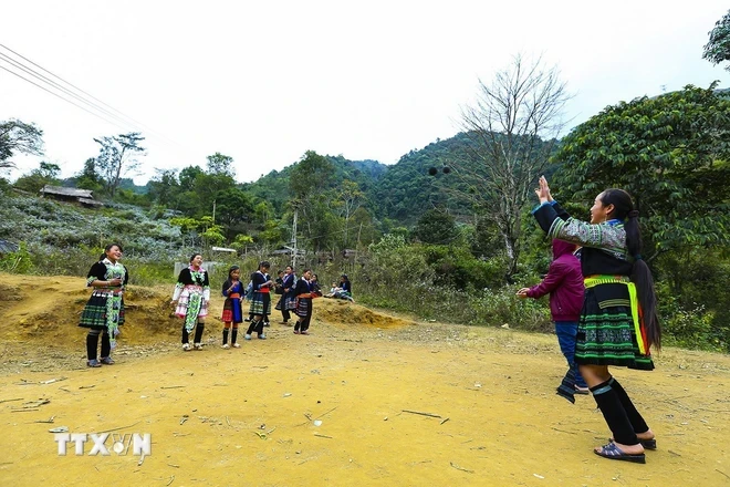 Nam nữ thanh niên ném pao vui chơi trong ngày Tết cổ truyền của đồng bào dân tộc Mông tại xã Phì Nhừ, huyện Điện Biên Đông, tỉnh Điện Biên. (Ảnh: Phan Tuấn Anh/TTXVN)