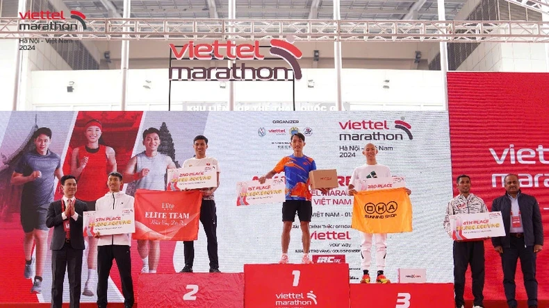 Trao thưởng marathon nam