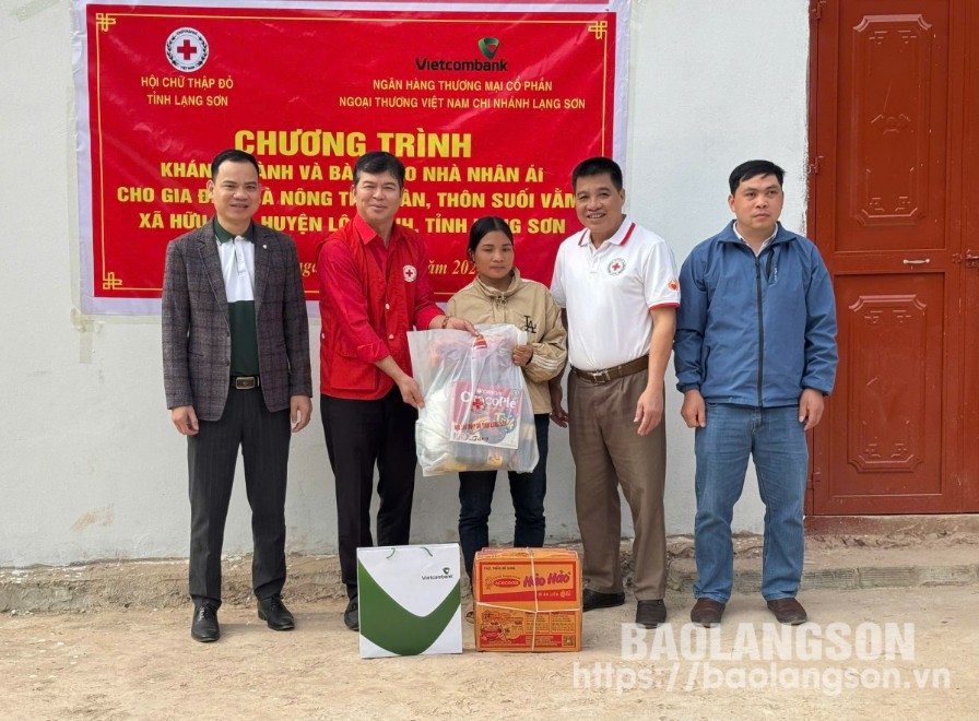 Đại diện Hội Chữ thập đỏ tỉnh trao quà cho gia đình chị Nông Thị Nhân, thôn Suối Vằm, xã Hữu Lân, huyện Lộc Bình