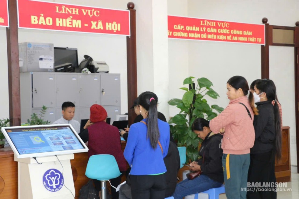 Người dân làm thủ tục hồ sơ liên quan đến chính sách BHXH, BHYT tại Trung tâm Hành chính công huyện Tràng Định