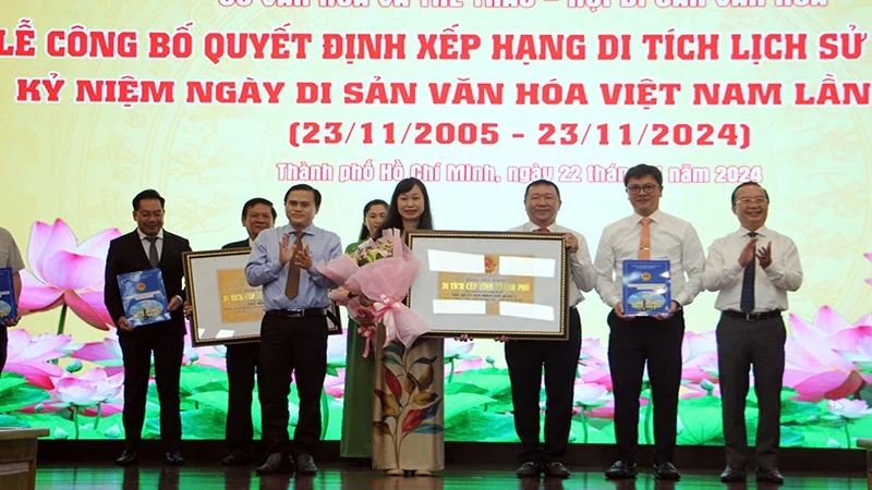 Các trường đại học, cao đẳng và thư viện tại Thành phố Hồ Chí Minh tiếp nhận sách do Tiến sĩ Võ Tá Hân, kiều bào Mỹ, tặng. (Ảnh LINH BẢO)