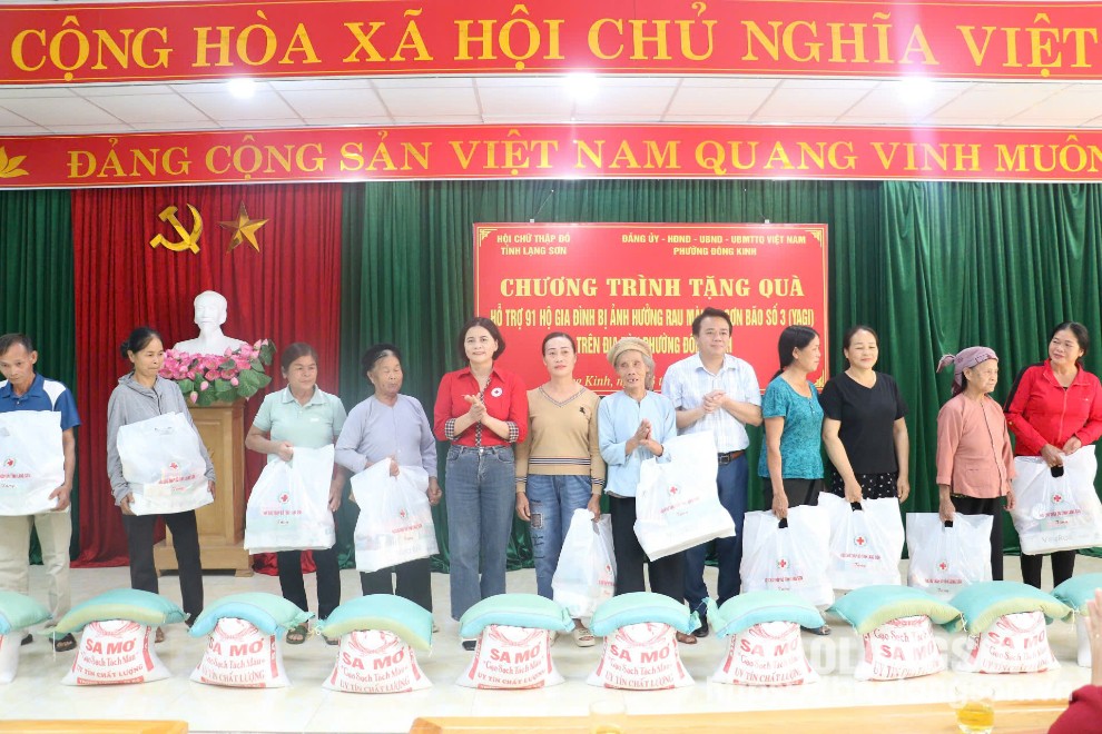 Lãnh đạo Hội Chữ thập đỏ tỉnh và Đảng ủy phường Đông Kinh trao quà cho các hộ dân bị ảnh hưởng bởi cơn bão số 3 tại phường Đông Kinh, thành phố Lạng Sơn