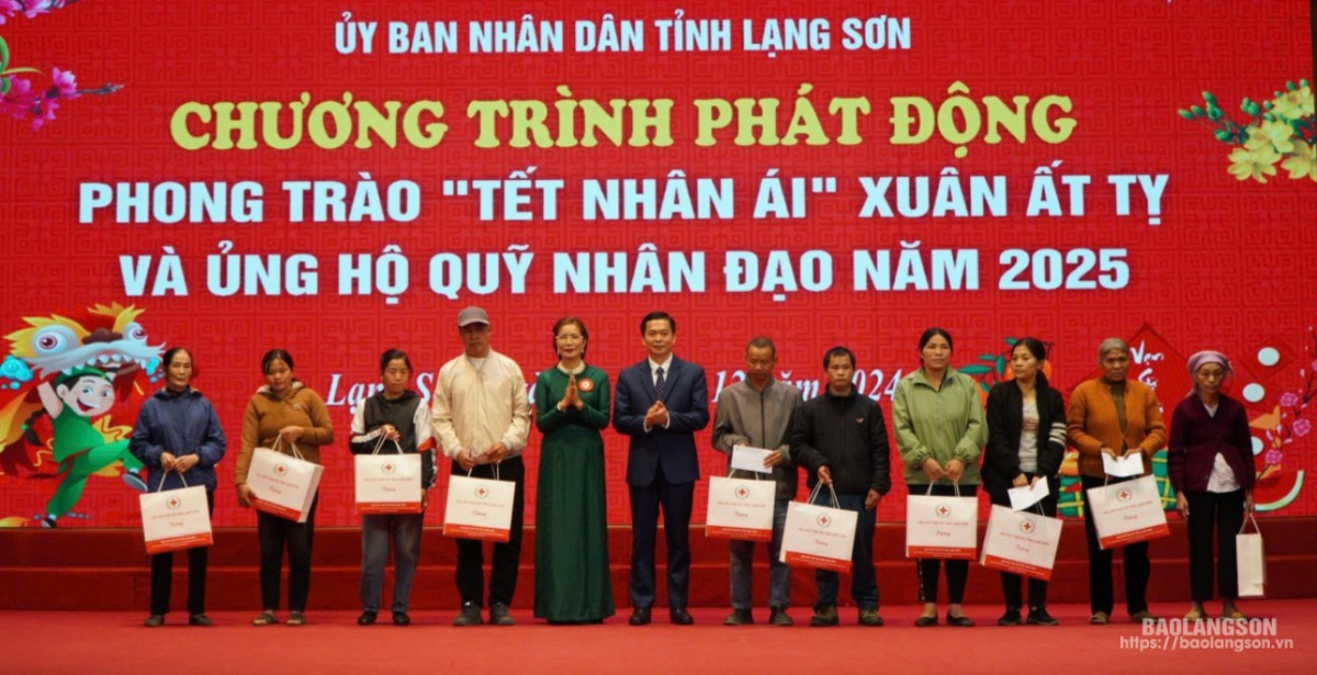 Lãnh đạo HĐND tỉnh và Hội Chữ thập đỏ tỉnh trao quà cho các hộ nghèo tại lễ phát động