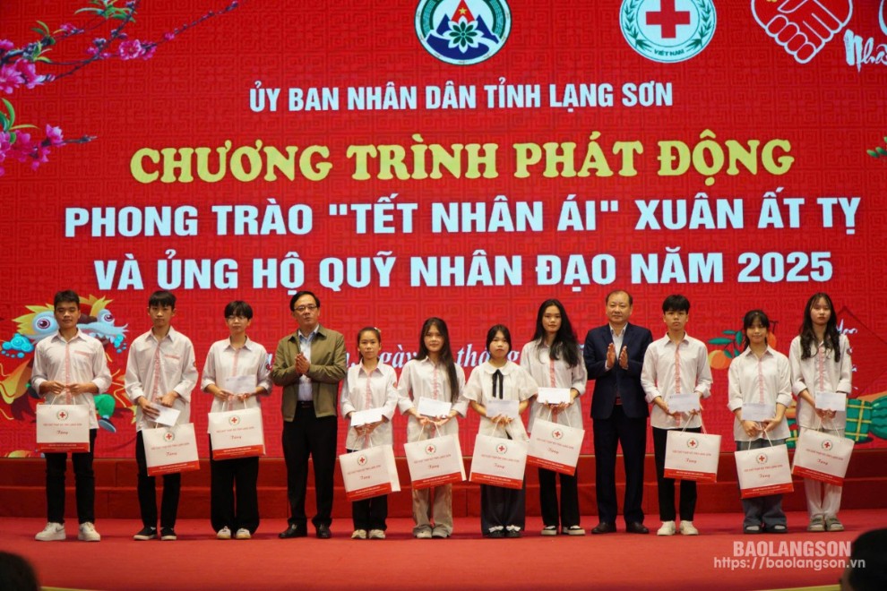 Lãnh đạo Đoàn đại biểu Quốc hội tỉnh và Hội Chữ thập đỏ tỉnh trao quà cho học sinh nghèo tại lễ phát động