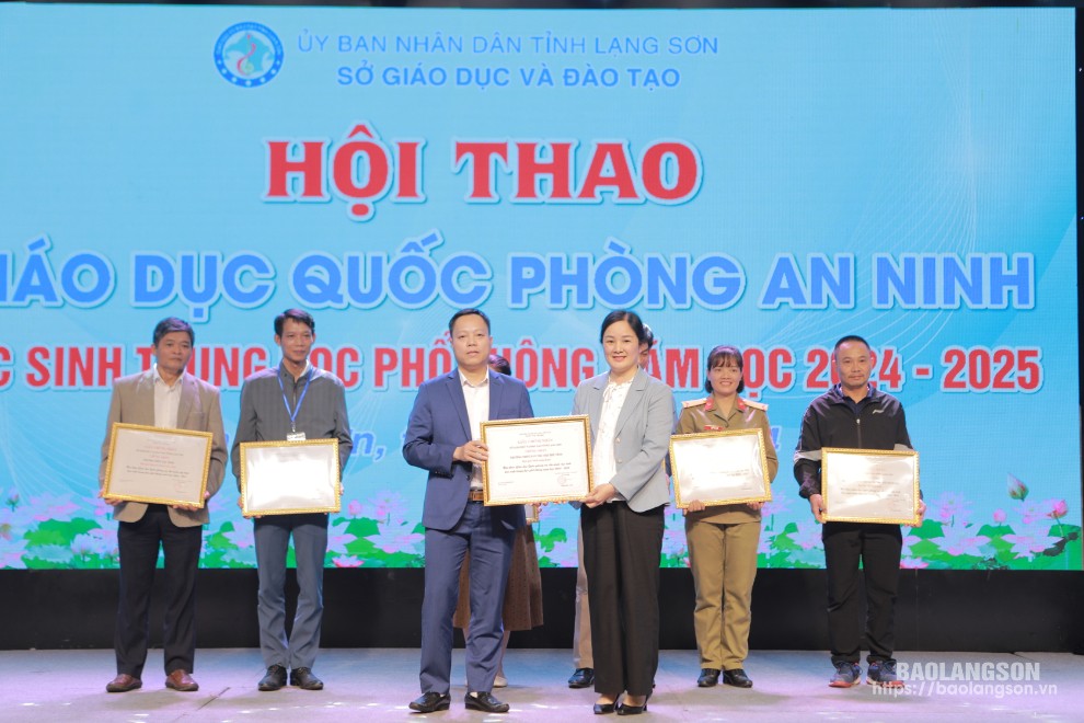 Lãnh đạo Sở Giáo dục và Đào tạo trao giải nhất toàn đoàn cho Trường THPT Dân tộc Nội trú tỉnh