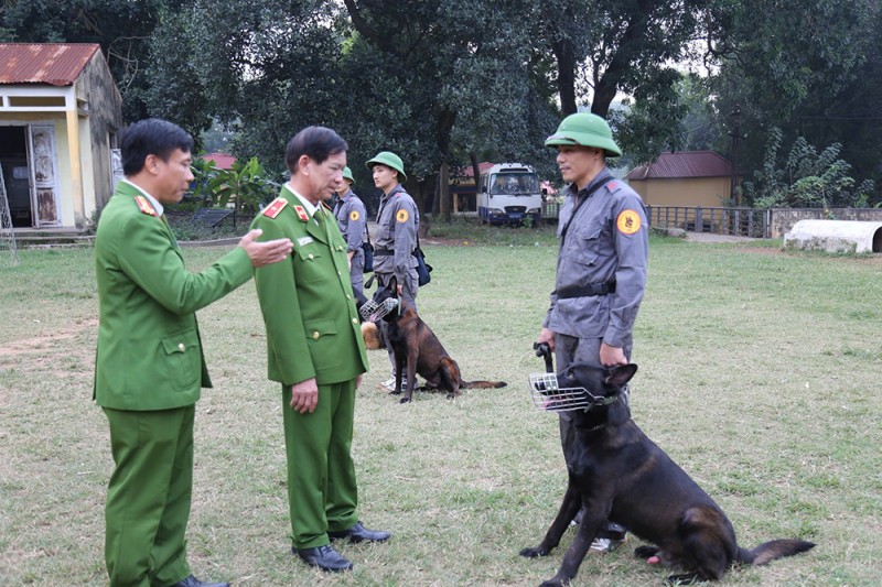 Đại tá Dương Đình Đoàn, Giám đốc Trung tâm Huấn luyện và sử dụng động vật nghiệp vụ giới thiệu với lãnh đạo Bộ Tư lệnh CSCĐ về công tác đào tạo cán bộ huấn luyện, sử dụng chó nghiệp vụ.